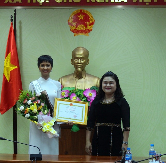 H’Hen Niê được chào đón nồng nhiệt ở quê nhà Đắk Lắk ảnh 2