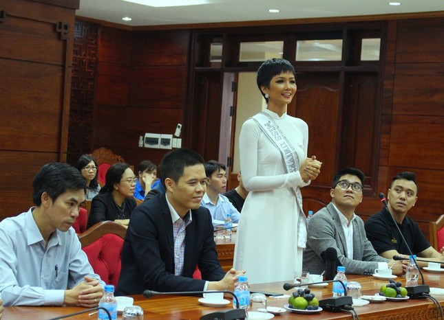 H’Hen Niê được chào đón nồng nhiệt ở quê nhà Đắk Lắk ảnh 4