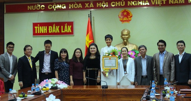 H’Hen Niê được chào đón nồng nhiệt ở quê nhà Đắk Lắk ảnh 5