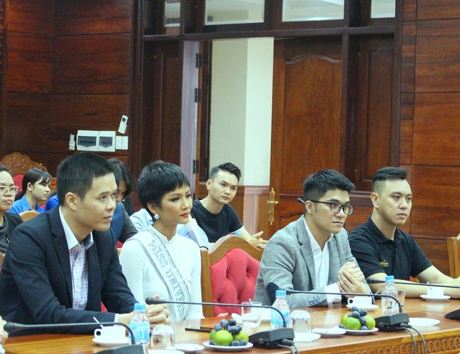 H’Hen Niê được chào đón nồng nhiệt ở quê nhà Đắk Lắk ảnh 3