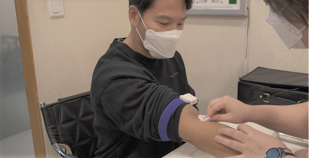'Người khổng lồ' Kim Jong Kook tung video đến bệnh viện chứng minh cơ bắp tự nhiên ảnh 1