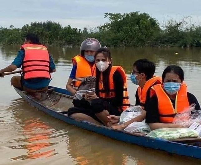 Thủy Tiên đính chính thông tin 'chưa thấy khoản tiền từ thiện 4,3 tỉ đồng từ Trấn Thành' ảnh 2