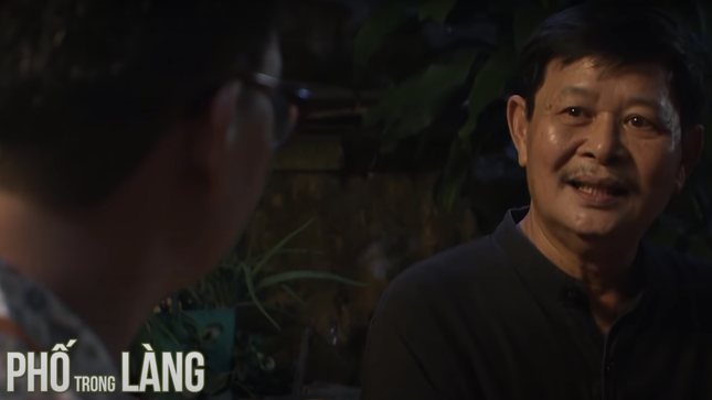 Phố trong làng tập 9: Gái quê (Trần Vân) mang hoa đến tán tỉnh trưởng công an xã ảnh 1