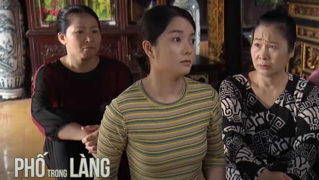 Phố trong làng tập 9: Gái quê (Trần Vân) mang hoa đến tán tỉnh trưởng công an xã ảnh 3