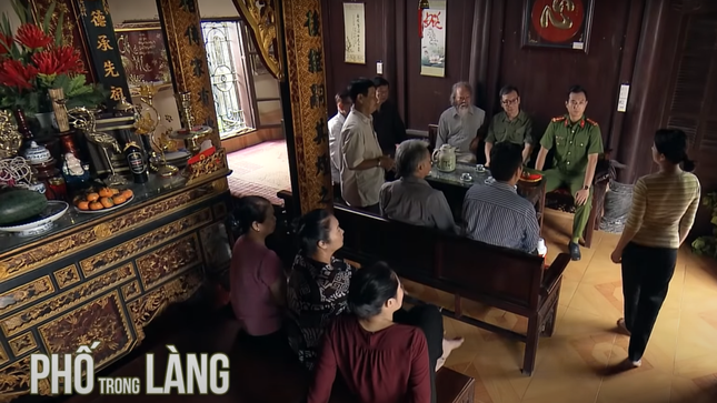 Phố trong làng tập 9: Gái quê (Trần Vân) mang hoa đến tán tỉnh trưởng công an xã ảnh 2