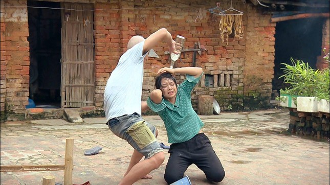 Thương (Lệ Quyên) tiết lộ những cảnh quay 'bầm dập' ở 'Phố trong làng' ảnh 5