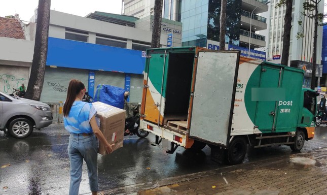 Võ Hoàng Yến tự tay bê từng thùng khẩu trang ủng hộ Đà Nẵng chống COVID-19 ảnh 1