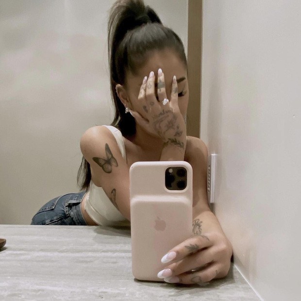 Ariana Grande đính hôn với bạn trai doanh nhân, khoe nhẫn kim cương lấp lánh ảnh 2