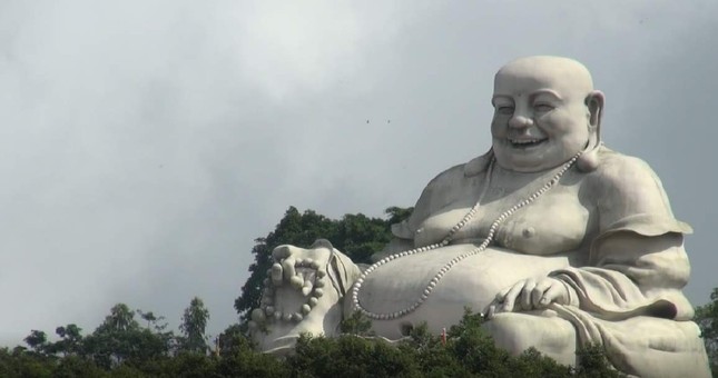 Sửa tượng phật trên núi Cấm, người đàn ông té xuống đất tử vong ảnh 1