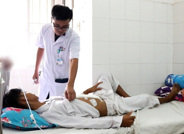 Nam thanh niên được cứu sống thần kỳ sau khi tông đuôi ô tô vỡ tá tràng ảnh 1