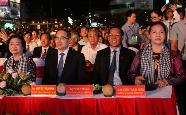 Hàng chục ngàn người đổ về Bến Tre tham quan lễ hội dừa ảnh 2