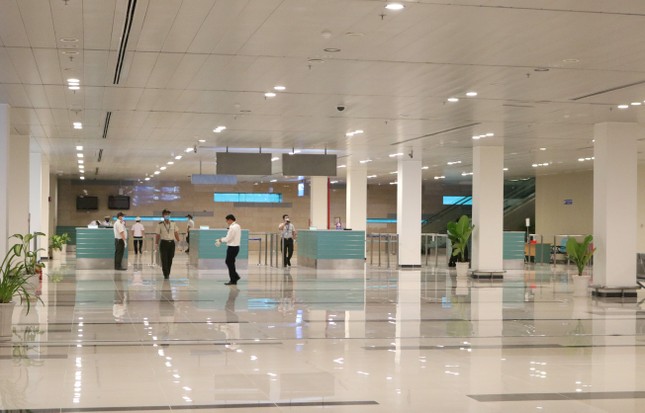 Đón chuyến bay về từ Hàn Quốc, Cần Thơ cách ly 9 người ngay tại sân bay ảnh 1