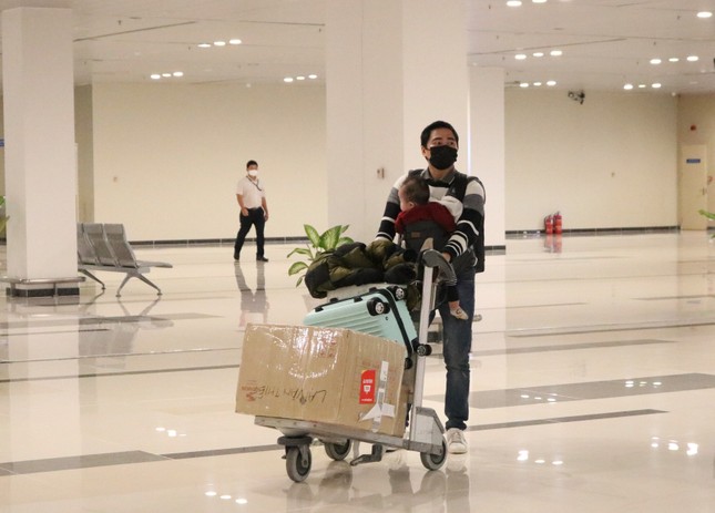 Đón chuyến bay về từ Hàn Quốc, Cần Thơ cách ly 9 người ngay tại sân bay ảnh 4