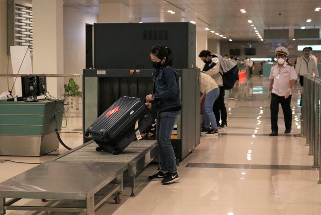 Đón chuyến bay về từ Hàn Quốc, Cần Thơ cách ly 9 người ngay tại sân bay ảnh 9