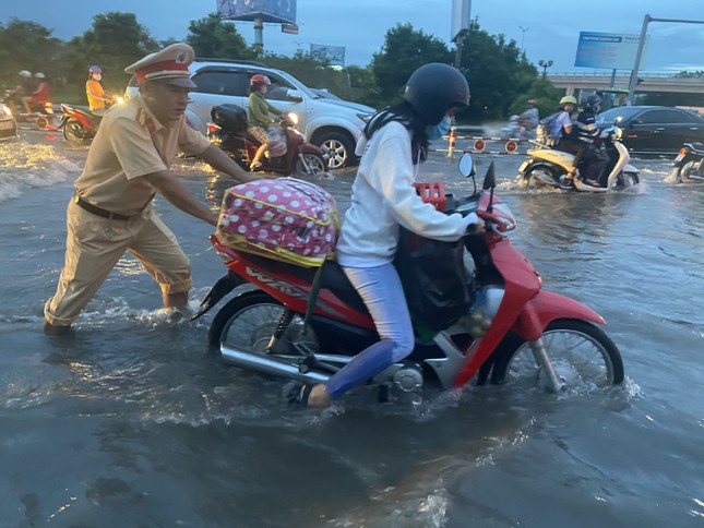 Triều cường vượt báo động 3, nhiều nơi ở Cần Thơ chìm trong biển nước ảnh 7