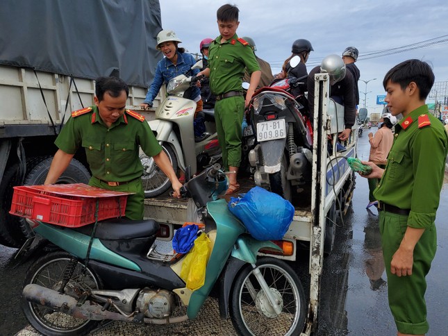 Quốc lộ 1 ngập sâu, Công an Vĩnh Long mang xe tải chuyên dụng cứu hộ người dân ảnh 9