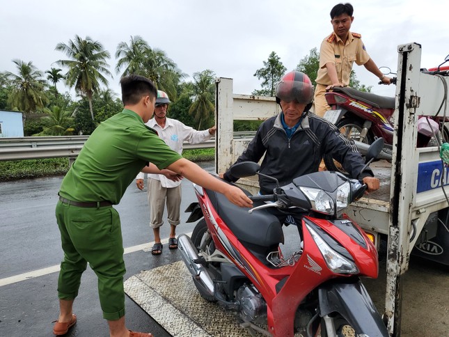 Quốc lộ 1 ngập sâu, Công an Vĩnh Long mang xe tải chuyên dụng cứu hộ người dân ảnh 10