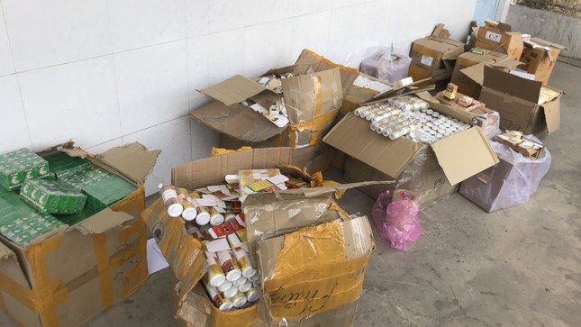 Thu giữ hơn 4.000 hộp thuốc tân dược “không ai nhận” ảnh 1