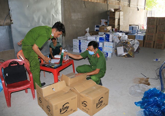 Phát hiện kho 'hàng lậu' trên Quốc lộ 91 ảnh 3