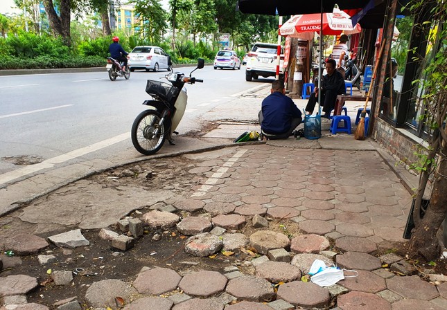 Khẩu trang chống dịch Covid-19 vứt bừa bãi dưới lòng đường, vỉa hè, chung cư ảnh 4