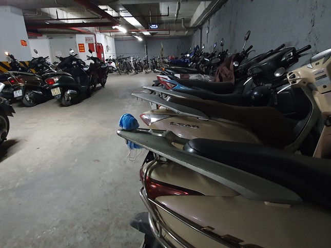 Khẩu trang chống dịch Covid-19 vứt bừa bãi dưới lòng đường, vỉa hè, chung cư ảnh 8