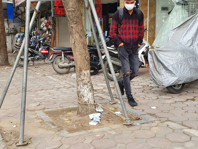 Khẩu trang chống dịch Covid-19 vứt bừa bãi dưới lòng đường, vỉa hè, chung cư ảnh 3
