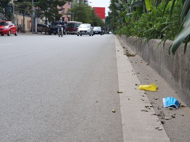 Khẩu trang chống dịch Covid-19 vứt bừa bãi dưới lòng đường, vỉa hè, chung cư ảnh 6