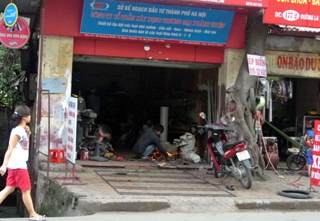 Tuyến đường đê La Thành đầy rẫy những hình ảnh rợn người như thế này