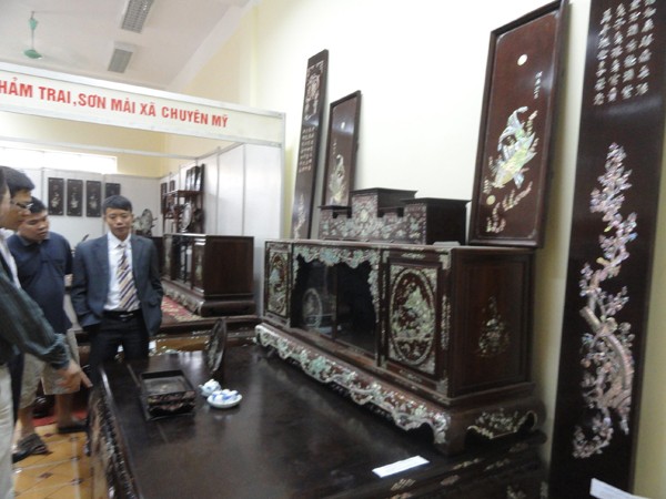 Bộ sập (gỗ cụ), tủ chè (gỗ trắc) và tranh, hộp đựng nữ trang, khảm bằng ốc đỏ (làng Chuôn Ngõ), được ông chủ phát giá 1,2 tỷ đồng