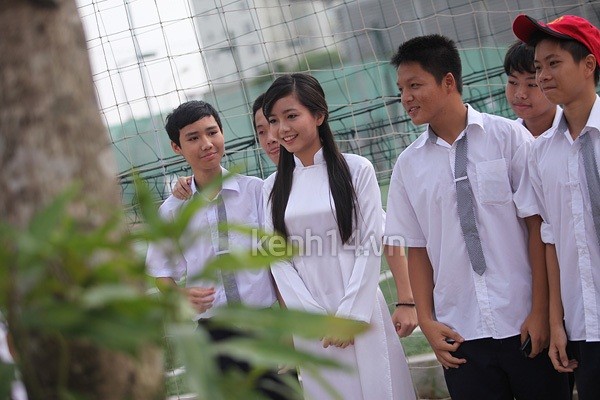 Các nam sinh chao đảo trước cô giáo xinh đẹp, trẻ trung.