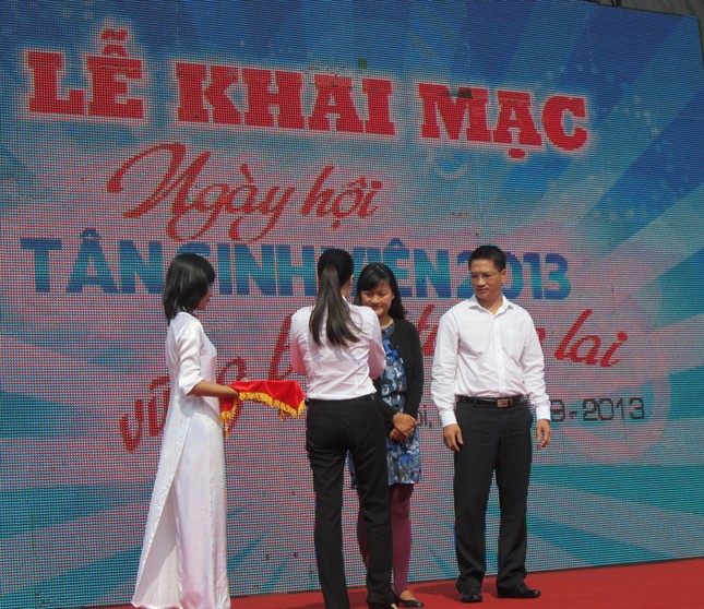 Ban tổ chức tặng quà lưu niệm cho nhà tài trợ chương trình