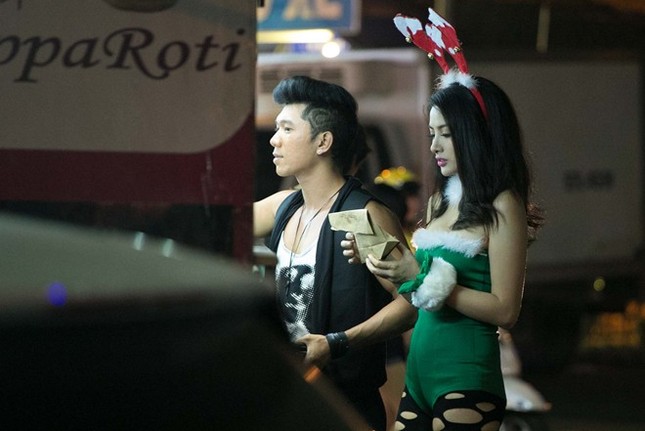 Sau sự thành công của Nhà có 5 nàng tiên, cô nhận được nhiều lời mời từ các đạo diễn danh tiếng. Năm 2013, Trương Nhi tiếp tục tạo dấu ấn với diễn xuất tự nhiên, đầy cá tính trong bộ phim Âm mưu giày gót nhọn. Bài viết: http://news.zing.vn/Truong-Nhi-dien-tat-rach-xuong-pho-cung-ban-trai-post380249.html#category_featured.noibat Nguồn Zing News