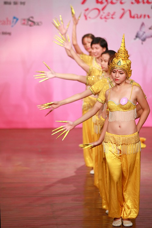Màn trình diễn thời trang 'gây sốc' của 9x ảnh 5