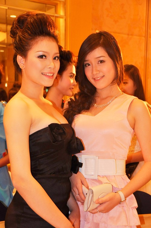 Nhiều bạn chụp ảnh với Xuân Mai, (trong ảnh là Miss Cuxi Ngô Phương Linh)