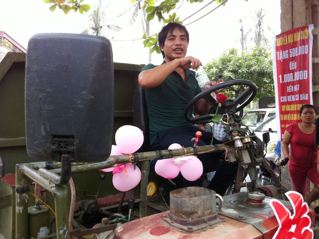 Bóng bay, hoa hồng và kẹo.