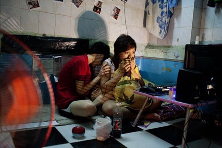 Hai người đang cùng xem phim kinh dị. Họ đã yêu nhau được 4 năm