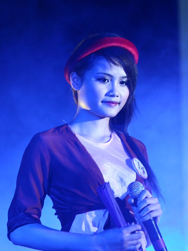Nhiều ết mục đơn ca cũng tạo được dấu ấn (trong ảnh là Ngọc Thương với khúc “Giận mà thương”)