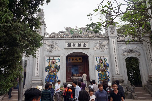 Đền Thượng, khu vực xuất hiện hòn đá lạ.