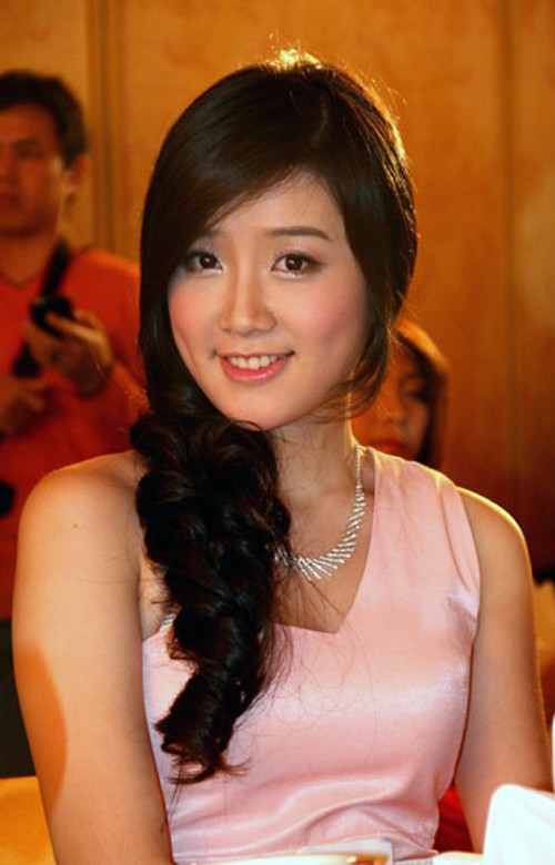 Xuân Mai nhẹ nhàng hơn với chiếc váy hồng