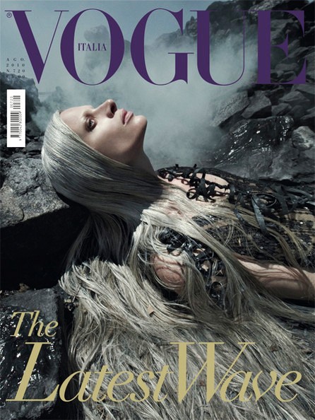 Tạp chí Vogue phiên bản Ý, siêu mẫu thể hiện Kristen McMenamy, nhiếp ảnh gia Steven Meisel