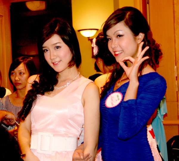 Xuân Mai xuất hiện không kém phần duyên dáng bên cạnh các teen