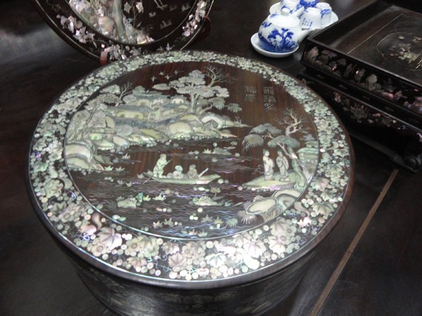 Riêng chiếc hộp đựng đồ nữ trang này (gỗ trắc khảm ốc đỏ) được phát giá 80 triệu đồng