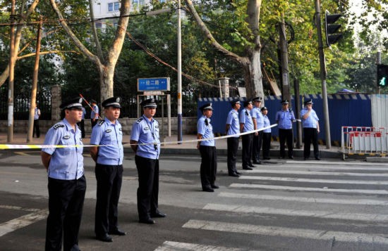 Bên ngoài, lực lượng an ninh vẫn lập hàng rào nhằm đảm bảo an ninh trong suốt thời gian diễn ra phiên xét xử