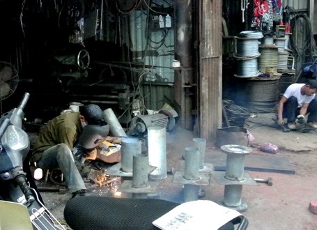 Mặc nhiên phụt lửa ra vỉa hè không quan tâm vật dụng rất dễ cháy xung quanh như xe máy