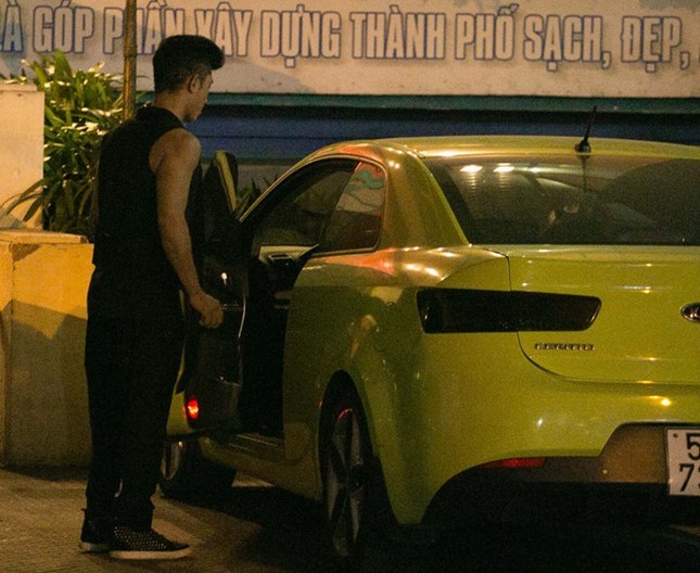 Hình ảnh cả hai bên nhau khi xuống phố dịp Giáng sinh hôm qua 24/12 càng khẳng định thêm nghi vấn tình cảm. Bài viết: http://news.zing.vn/Truong-Nhi-dien-tat-rach-xuong-pho-cung-ban-trai-post380249.html#category_featured.noibat Nguồn Zing News