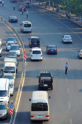 Trong đoàn xe này, có một chiếc xe chở ông Bạc Hy Lai tới phiên tòa vào lúc 7 giờ 10 phút sáng nay