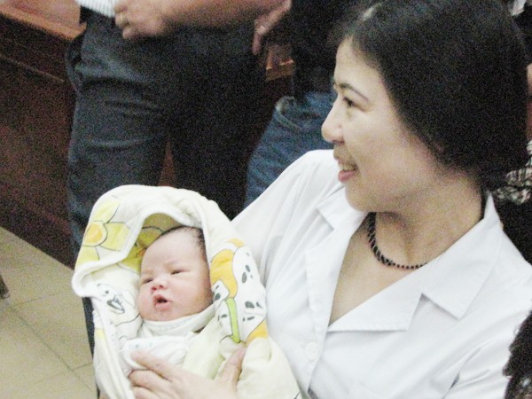 Bác sỹ Trần Thị Tuyết Lan - Trưởng Khoa Sản 2 - nơi chị Thơm sinh nở - vui mừng bế cháu bé trên tay. Cô Lan chia sẻ, khi được báo tin, cô mừng vui khôn tả. Ảnh: Lãng Phong