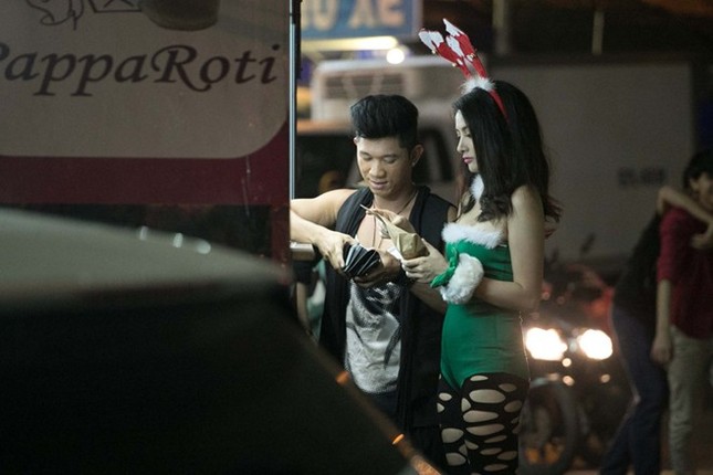 Song song với việc tập trung cho điện ảnh, nữ diễn viên xinh đẹp còn có nhiều dự định ''lấn sân'' âm nhạc. Với sự hỗ trợ về chuyên môn từ bạn trai, cô được tư vấn về thanh nhạc và vũ đạo. Lương Bằng Quang hứa hẹn sẽ cho ra mắt sản phẩm âm nhạc đánh dấu bước chuyển mình sang lĩnh vực ca hát của Trương Nhi. Bài viết: http://news.zing.vn/Truong-Nhi-dien-tat-rach-xuong-pho-cung-ban-trai-post380249.html#category_featured.noibat Nguồn Zing News