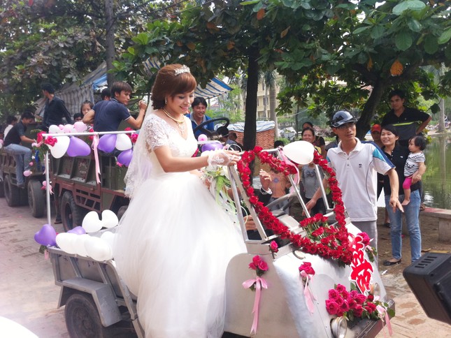 Cô dâu hạnh phúc bên dàn