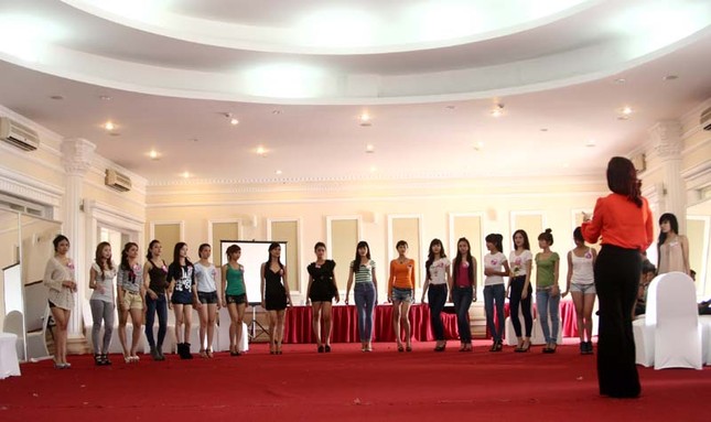 Siêu mẫu Thúy Hằng hướng dẫn các thí sinh kỹ năng biểu diễn trên sàn catwalk